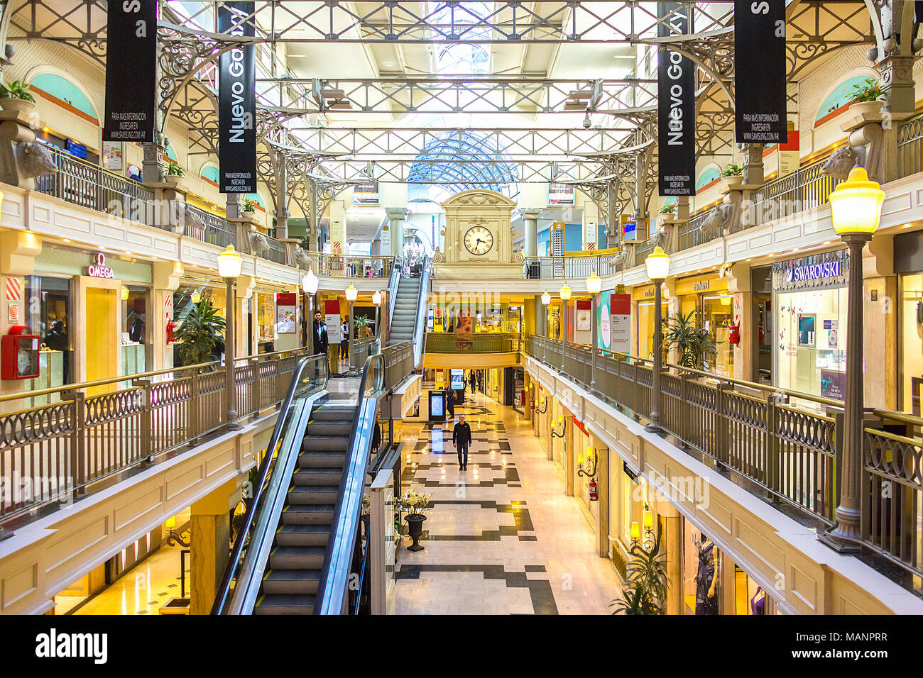 Buenos Aires, Argentina - Marzo 21th, 2018: Interno del Patio Bullrich shopping mall con la casa d'aste orologio in background a Posadas str Foto Stock