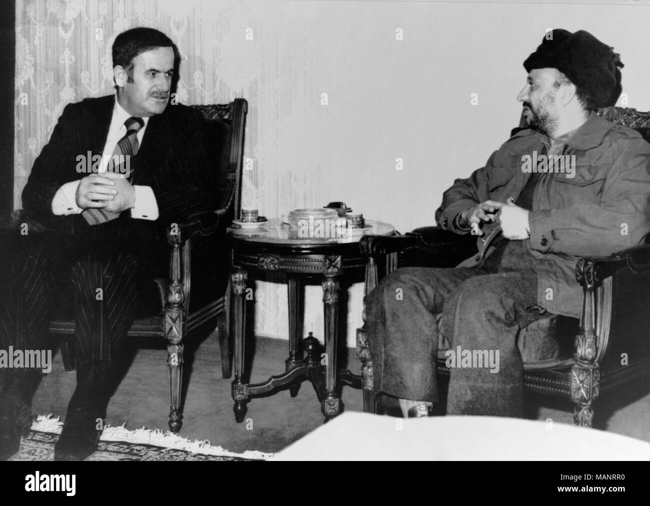 5 febbraio 1977. Damasco. Il presidente siriano Assad colloqui con leader OLP Yasser Arafat. Foto Stock