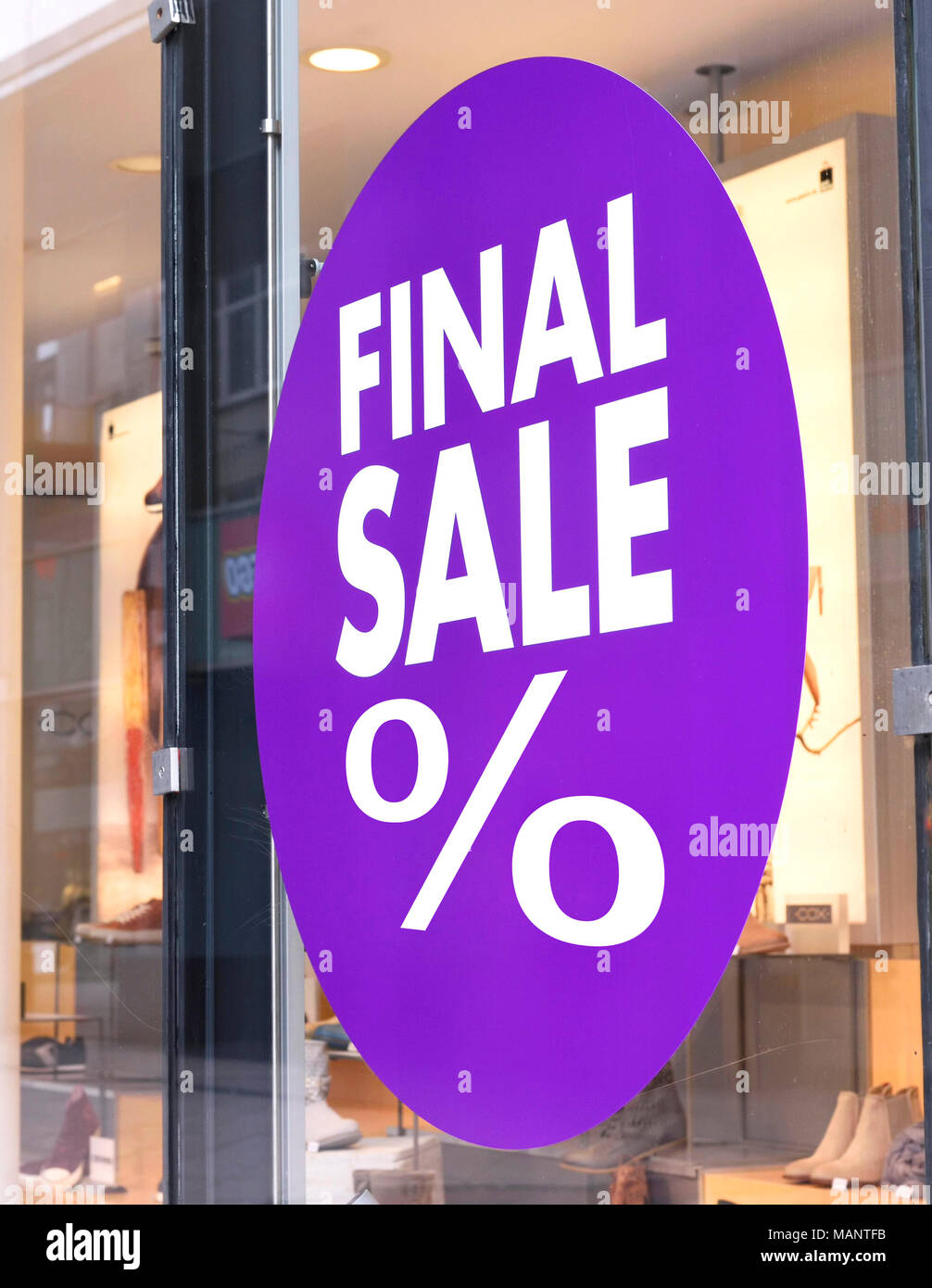 La vendita finale segno in un negozio di moda finestra. Grande vendita o in inverno in vendita in un centro commerciale per lo shopping. Foto Stock