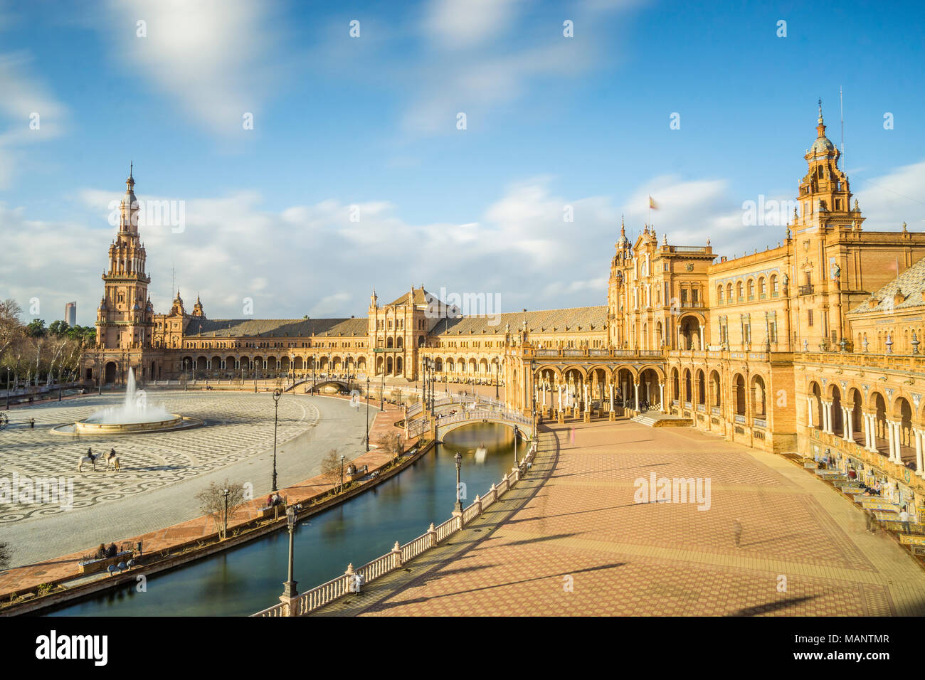 Piazza di Spagna o la Plaza de Espana, punto di riferimento di Siviglia, in Andalusia, Spagna Foto Stock
