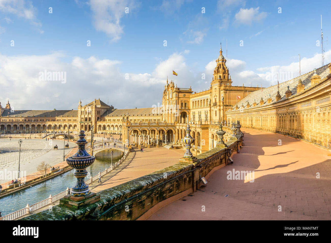 Piazza di Spagna o la Plaza de Espana, punto di riferimento di Siviglia, in Andalusia, Spagna Foto Stock