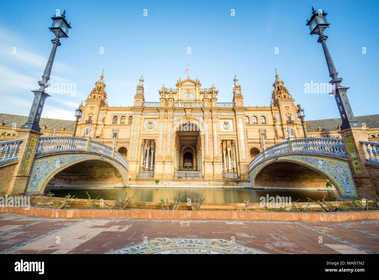 Piazza di Spagna o la Plaza de Espana con ponti su canal, Siviglia, Andalusia, Spagna Foto Stock