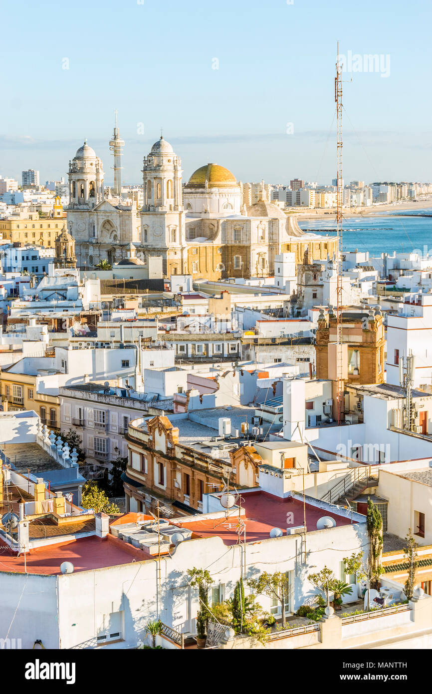 Paesaggio con la famosa cattedrale di Cadice, Cadice, Andalusia, Spagna Foto Stock