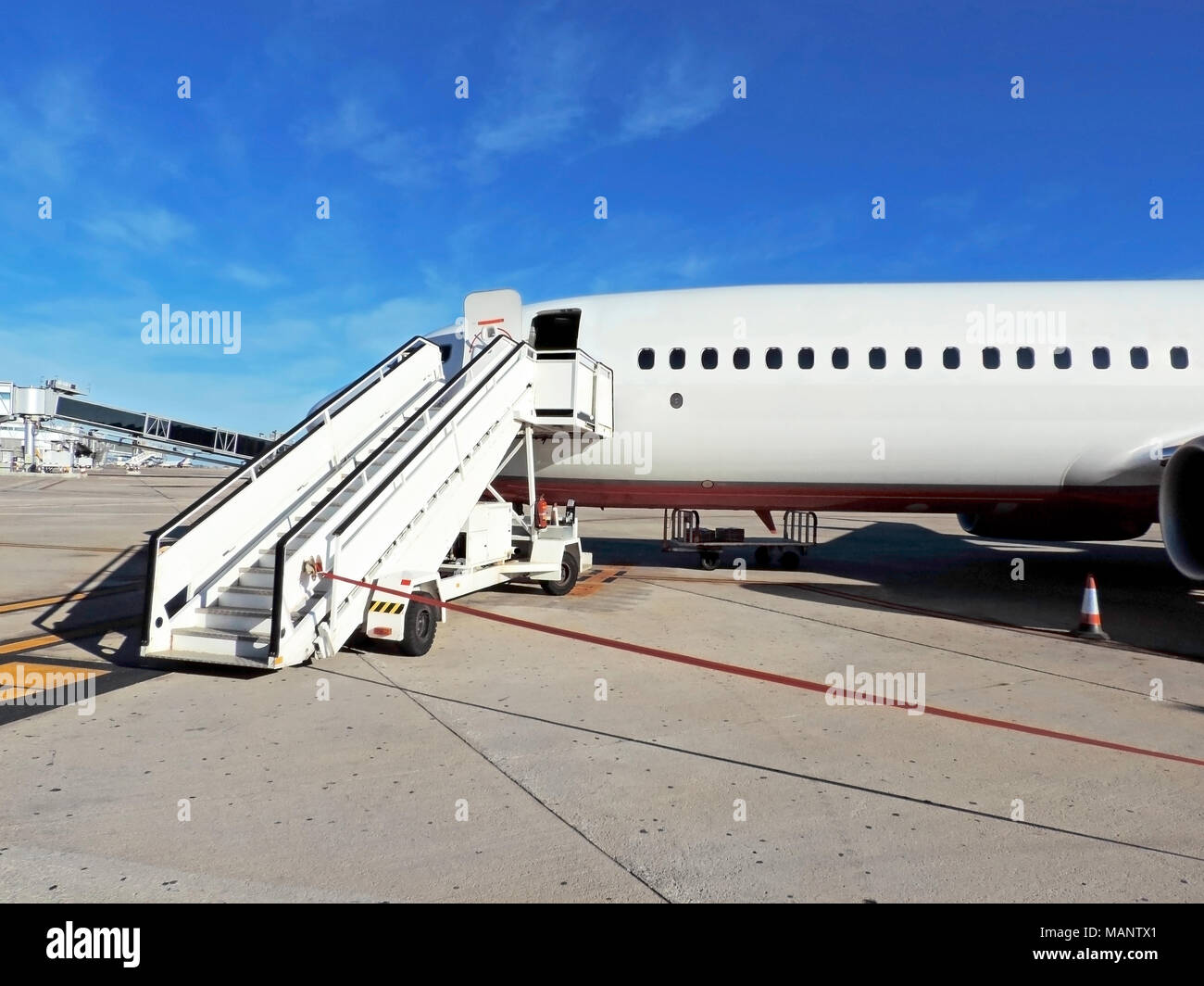 Aeroplano ingresso con scalinata e il confine. Sbarcati piano, posizione di parcheggio sul campo d'aviazione. Foto Stock