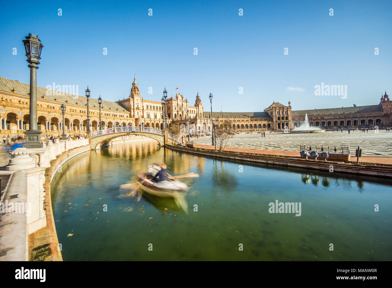 Barca sul canal in Piazza di Spagna o la Plaza de Espana, Siviglia, Andalusia, Spagna Foto Stock