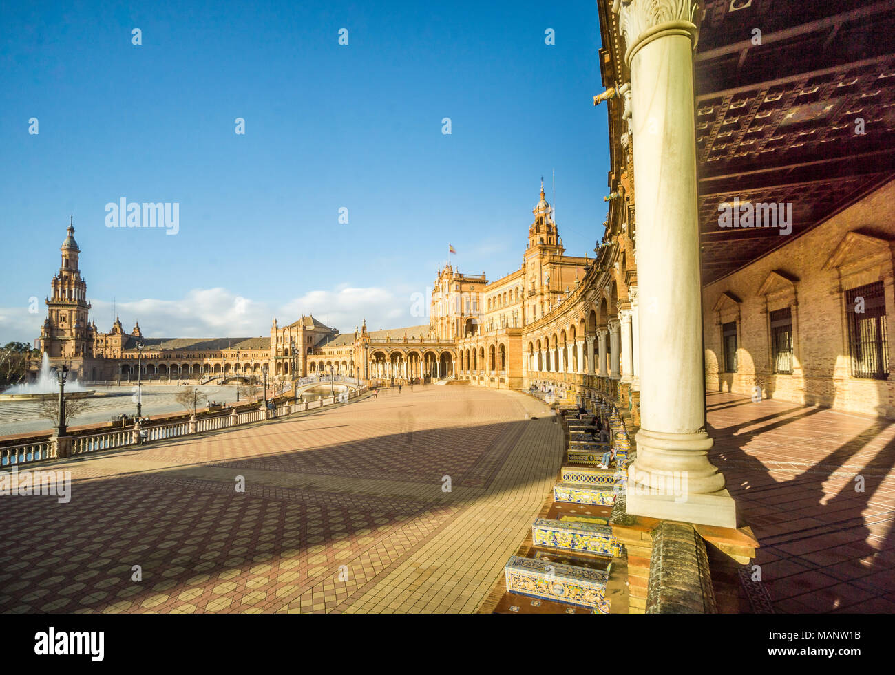 Piazza di Spagna o la Plaza de Espana, punto di riferimento di Siviglia, in Andalusia, Spagna Foto Stock