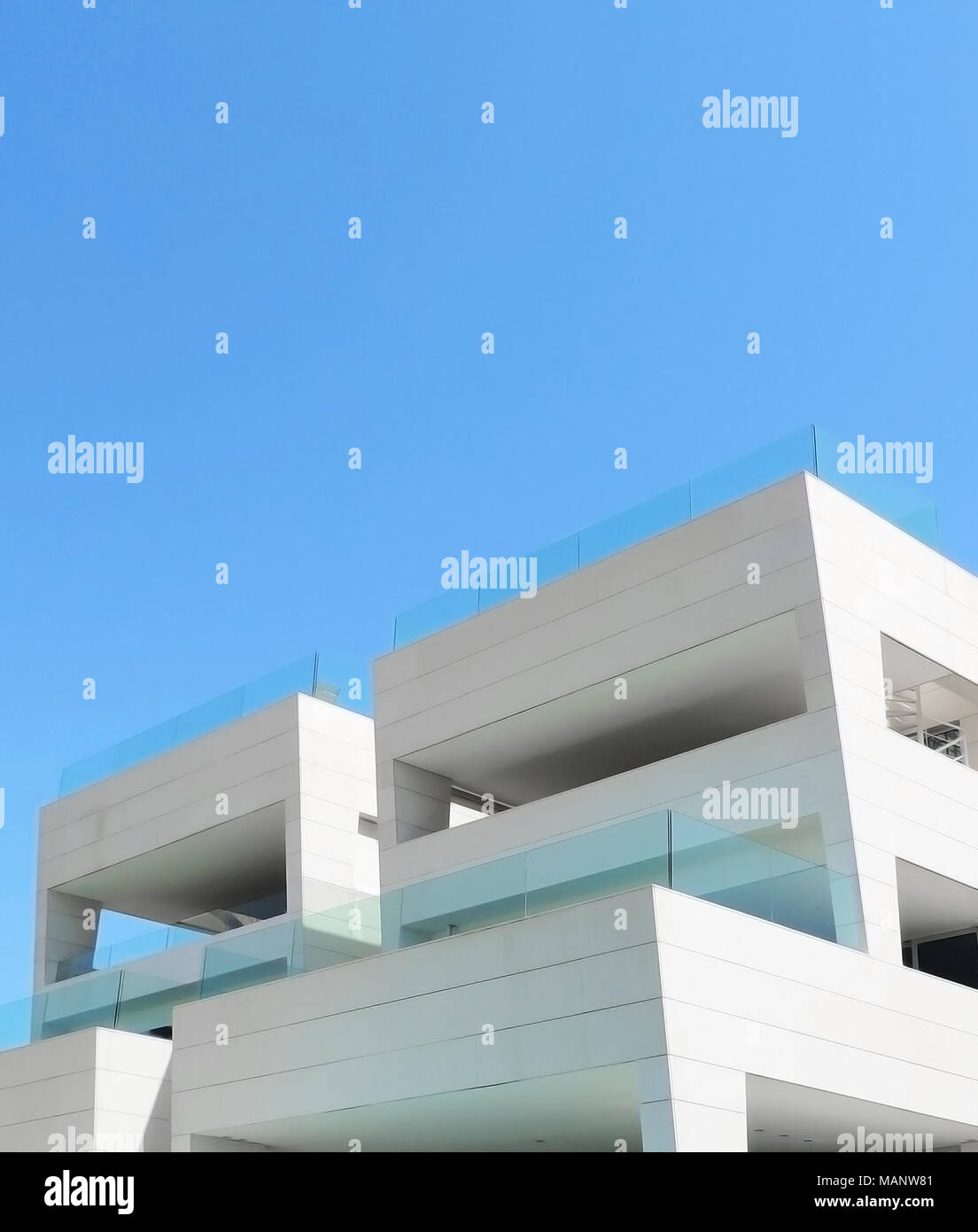 Casa moderna o per la progettazione di architettura. Casa di lusso e cielo blu. Foto Stock