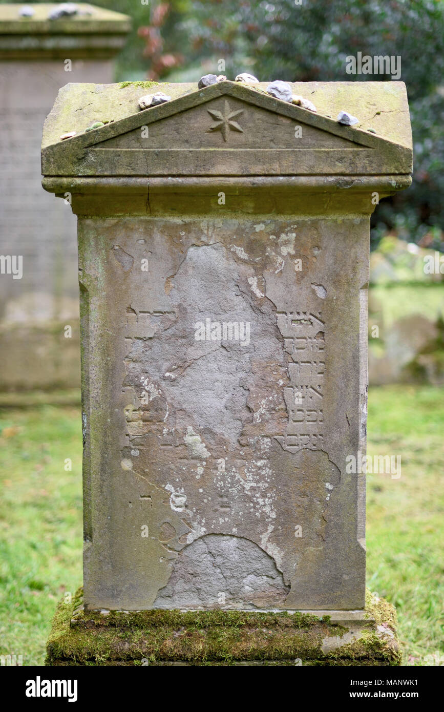 Cimitero ebraico con pietre tradizionali giacente sulla pietra tombale. Ebrei, cimitero vecchio, dettaglio shot. Foto Stock