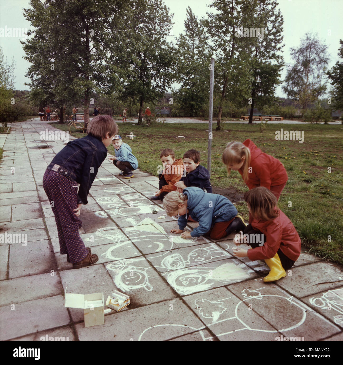 Weimar, gdr, kindergarten bambini dipingere all aperto con il gesso sulla passerella Foto Stock