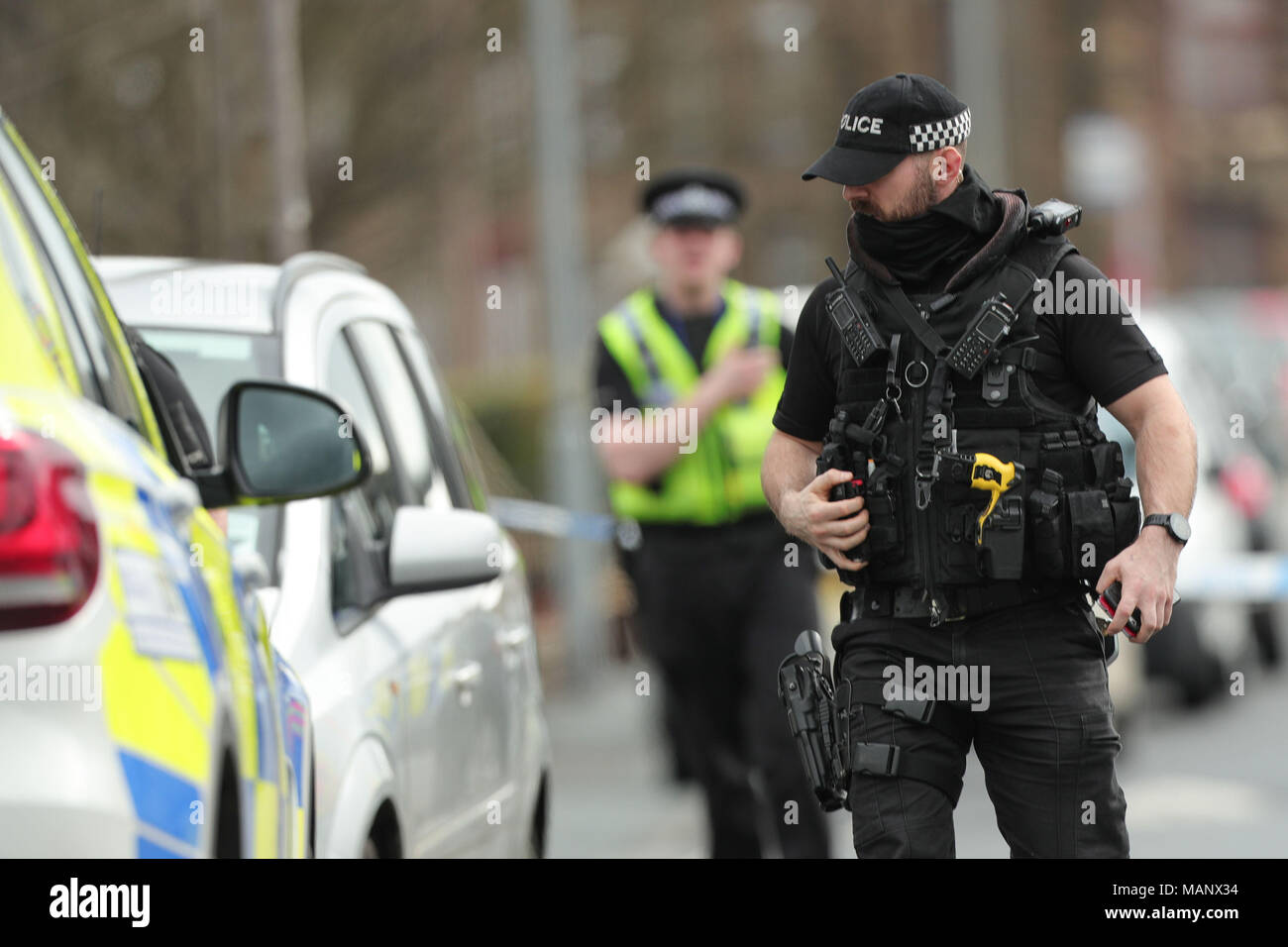 Attività di polizia al di fuori di un indirizzo sulla strada Headfield a Dewsbury, West Yorkshire, uno dei due indirizzi che sono stati perquisiti da ufficiali di contrastare il terrorismo Policing Nord Est. Due uomini sono stati arrestati in base al sospetto di pianificazione atti di terrore. Foto Stock