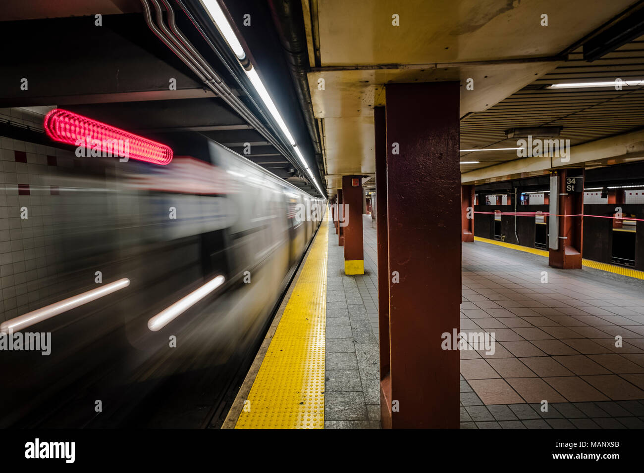 Piattaforma sulla metropolitana di New York è uno dei più antichi e più estesi sistemi di trasporto pubblico in tutto il mondo, New York Foto Stock