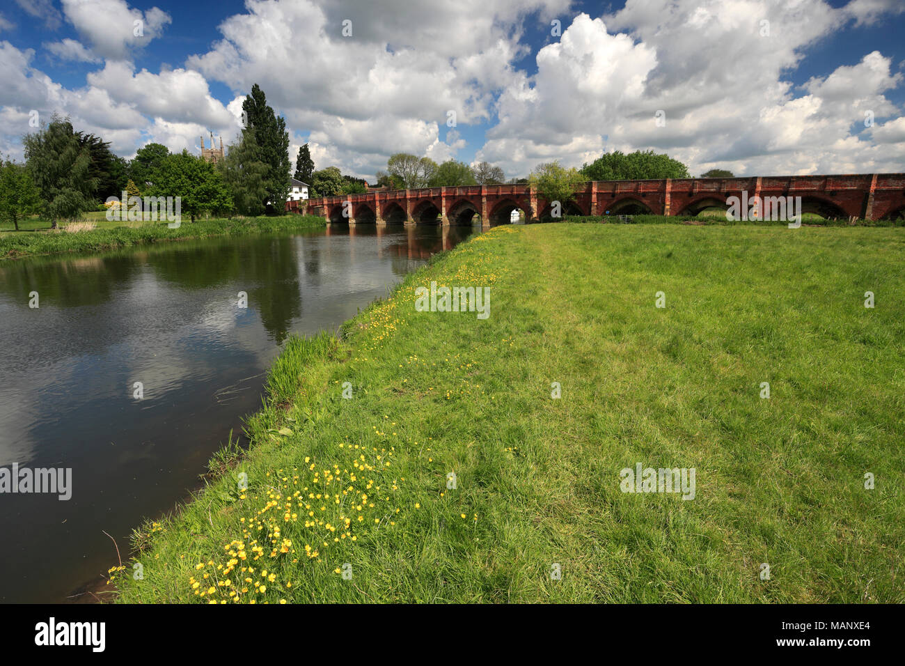 Estate vista del ponte sul Fiume Great Ouse, grande villaggio Barford, Bedfordshire, England, Regno Unito Foto Stock