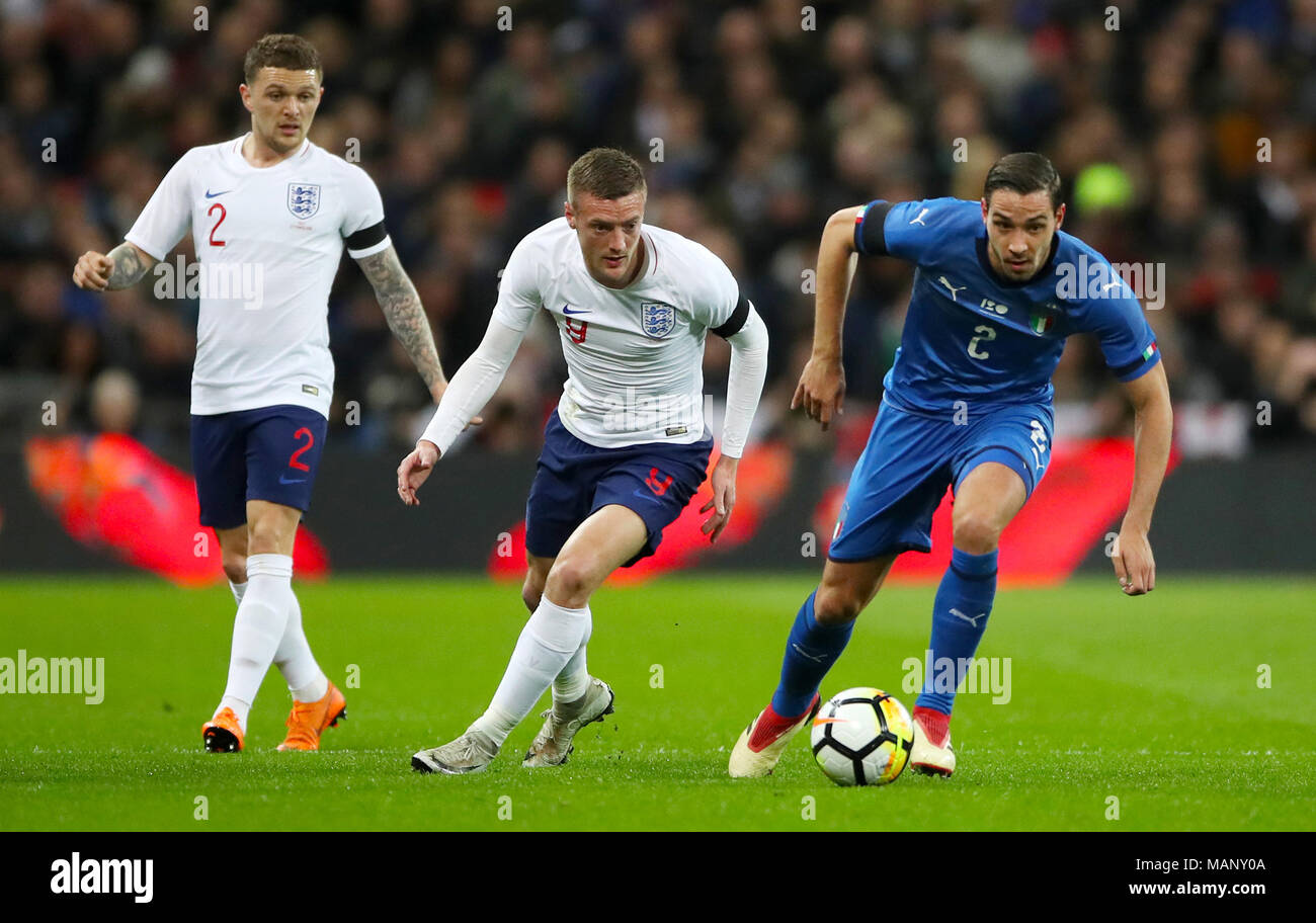 L'Inghilterra del Kieran Trippier (sinistra), l'Inghilterra del Jamie Vardy (centro) e l'Italia Mattia De Sciglio battaglia per la sfera Foto Stock