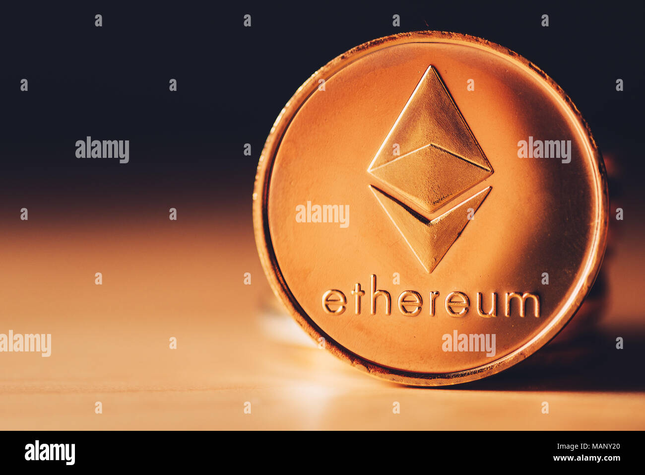 Ethereum cryptocurrency, tecnologia blockchain moneta decentralizzata coin, immagine concettuale con il fuoco selettivo Foto Stock