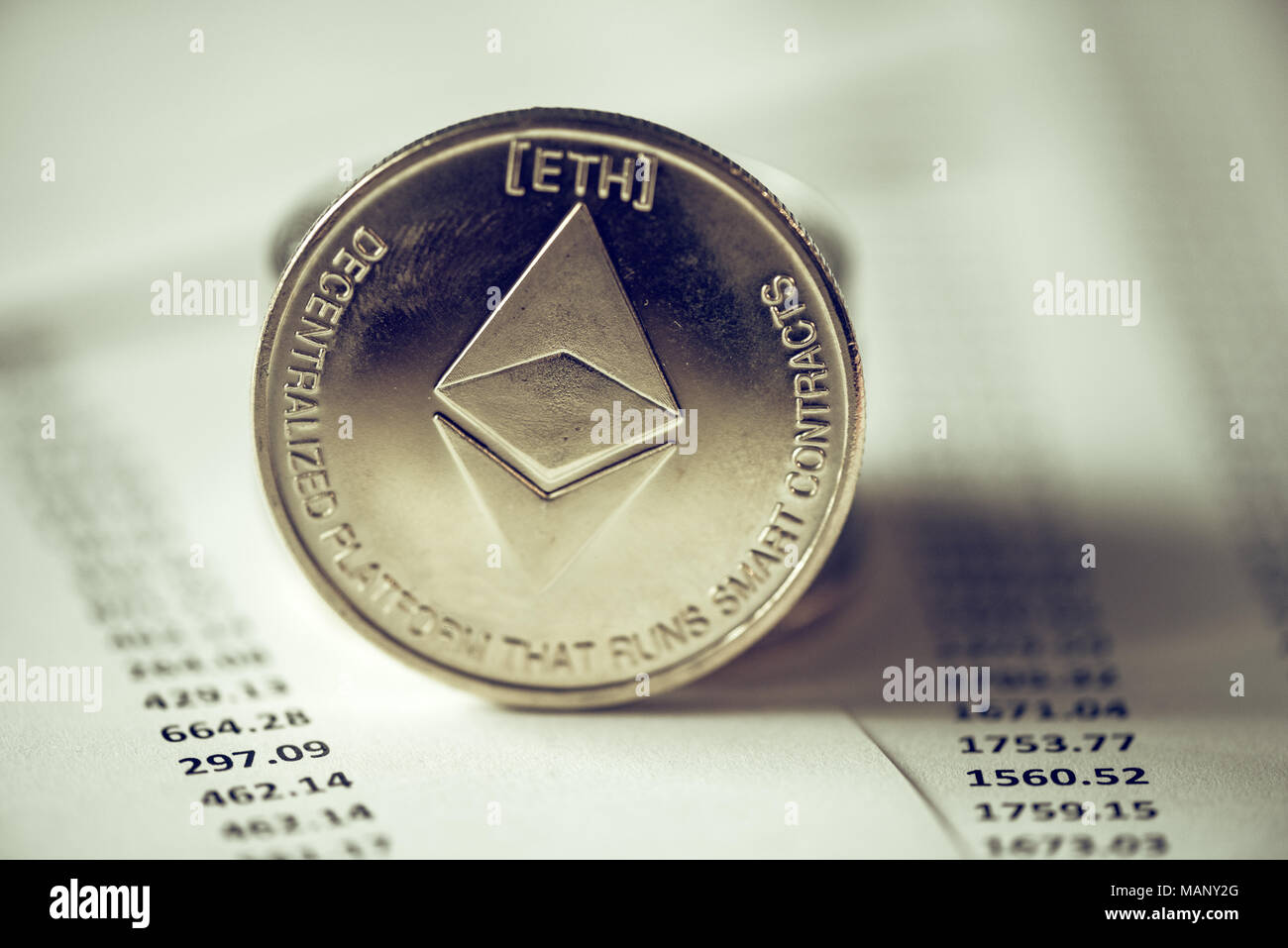 Ethereum cryptocurrency, tecnologia blockchain moneta decentralizzata coin, immagine concettuale con il fuoco selettivo Foto Stock