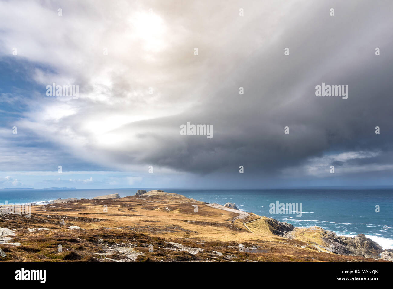 Minacciosa nube proveniente dall'Oceano Atlantico. Questa è stata scattata a Malin Head, County Donegal Irlanda. Foto Stock