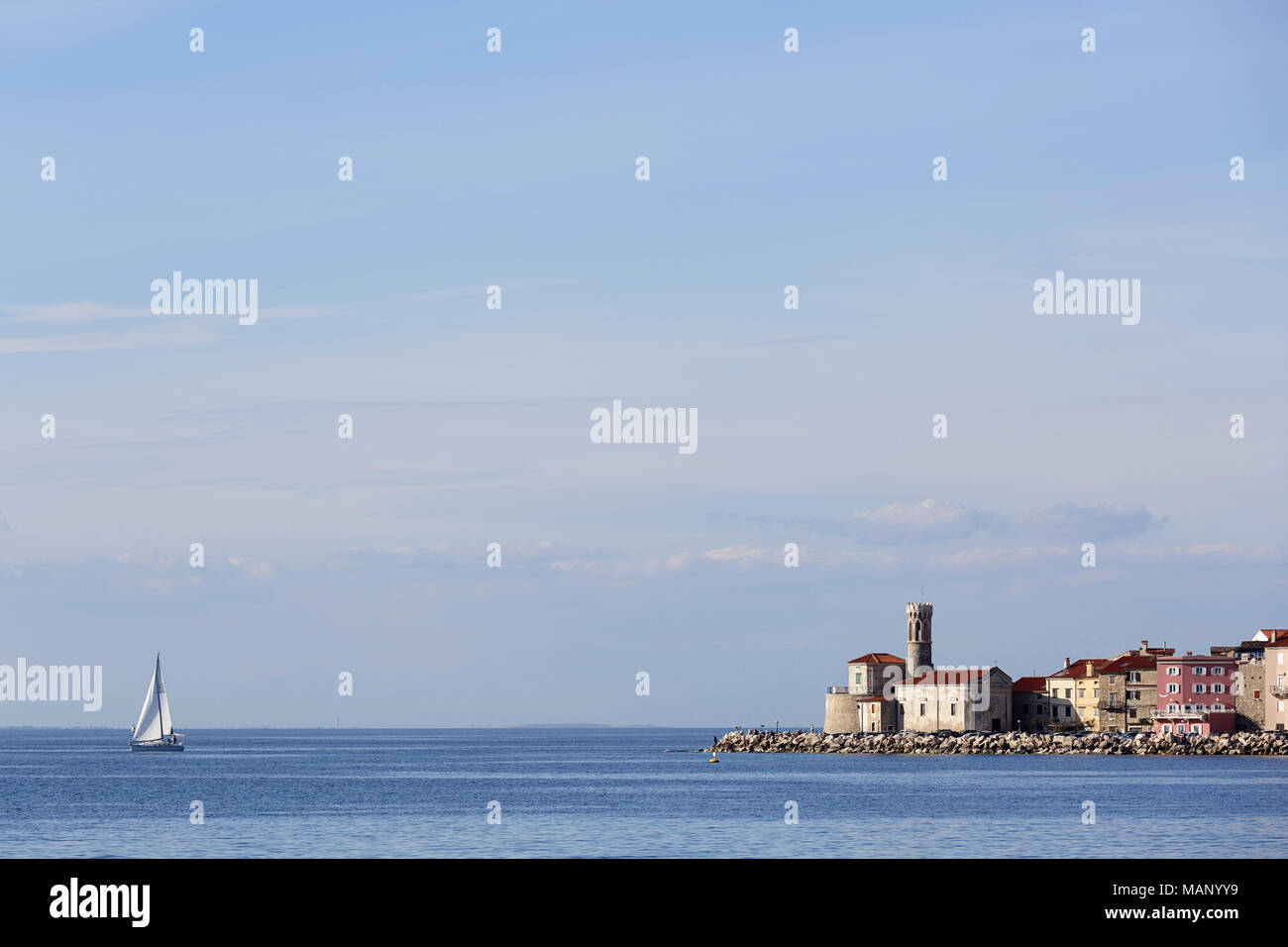 Punto di città del Mediterraneo Pirano e una barca a vela, Slovenia Foto Stock