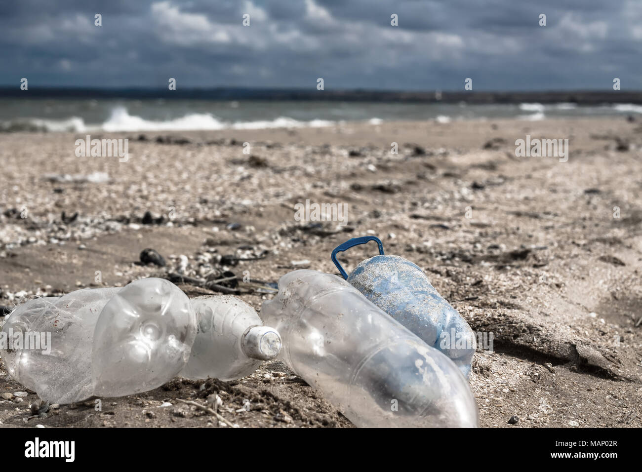 Spiaggia dell'inquinamento. Bottiglie di plastica e altri rifiuti sulla spiaggia del mare Foto Stock