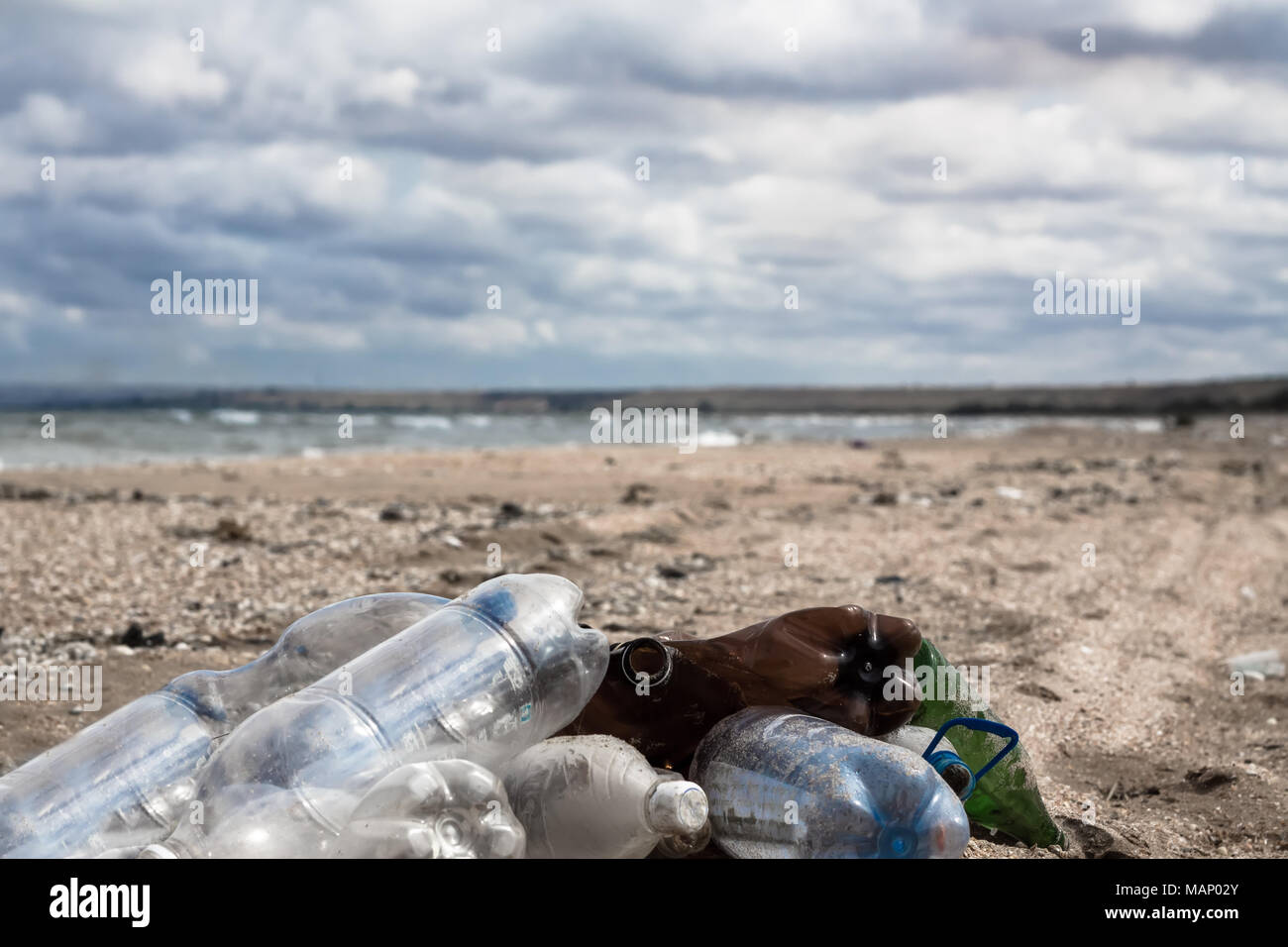 Spiaggia dell'inquinamento. Bottiglie di plastica e altri rifiuti sulla spiaggia del mare Foto Stock