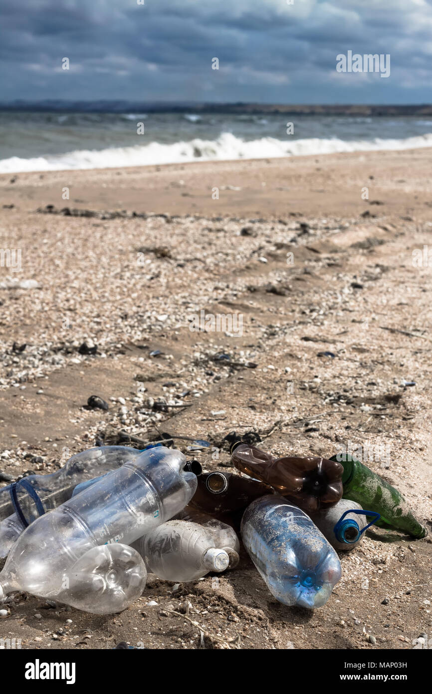Spiaggia dell'inquinamento. Bottiglie di plastica e altri rifiuti sulla spiaggia del mare Foto Stock