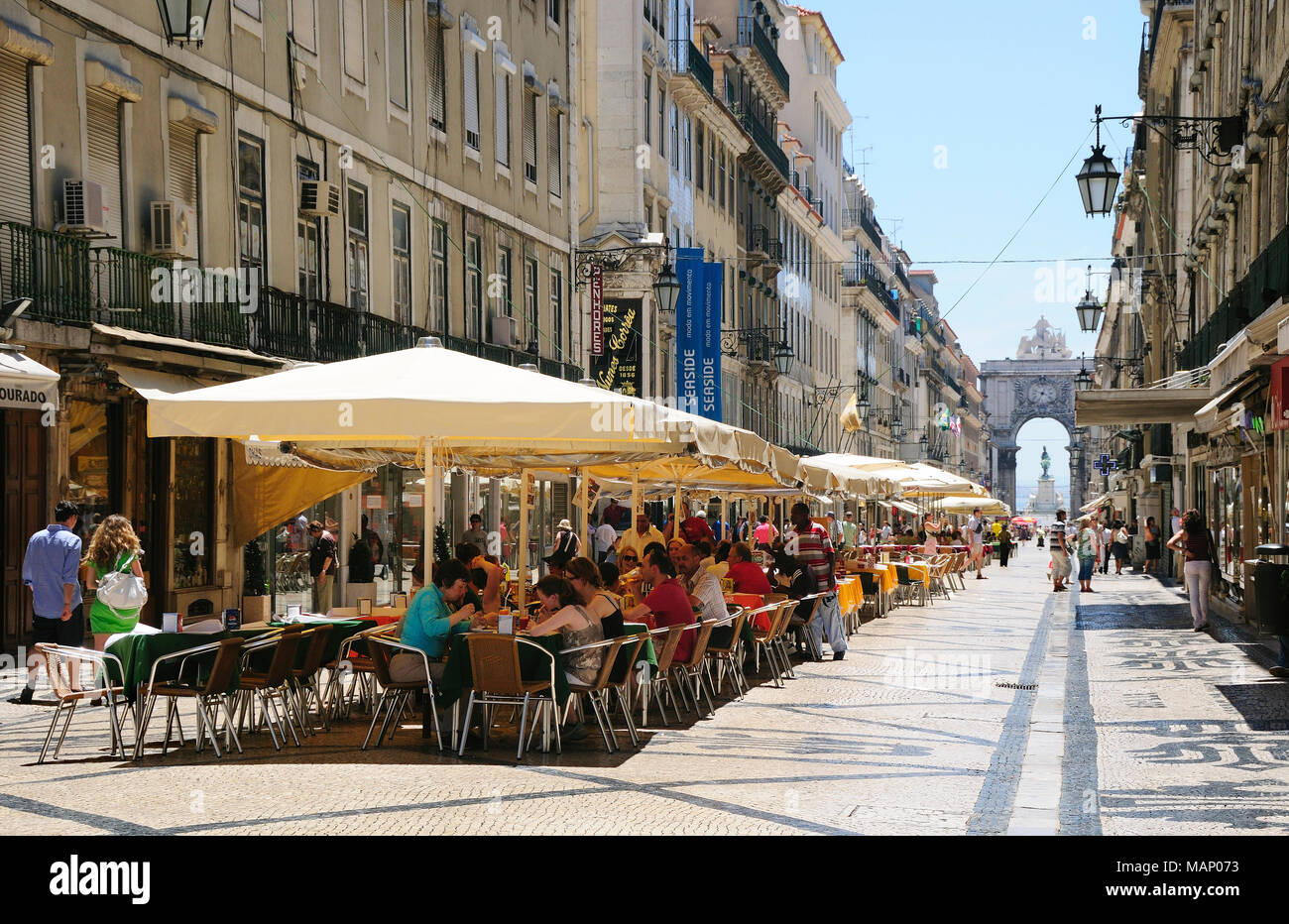 La Rua Augusta, la principale strada pedonale del centro storico e commerciale di Lisbona, Portogallo Foto Stock