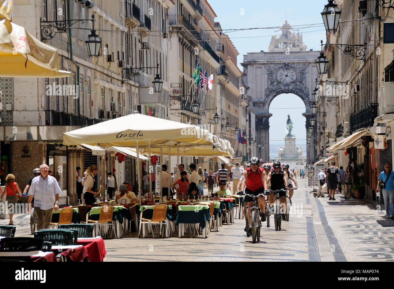 La Rua Augusta, la principale strada pedonale del centro storico e commerciale di Lisbona, Portogallo Foto Stock