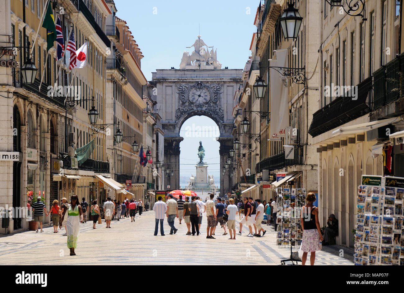 La Rua Augusta, la principale strada pedonale del centro storico e commerciale di Lisbona, Portogallo Foto Stock