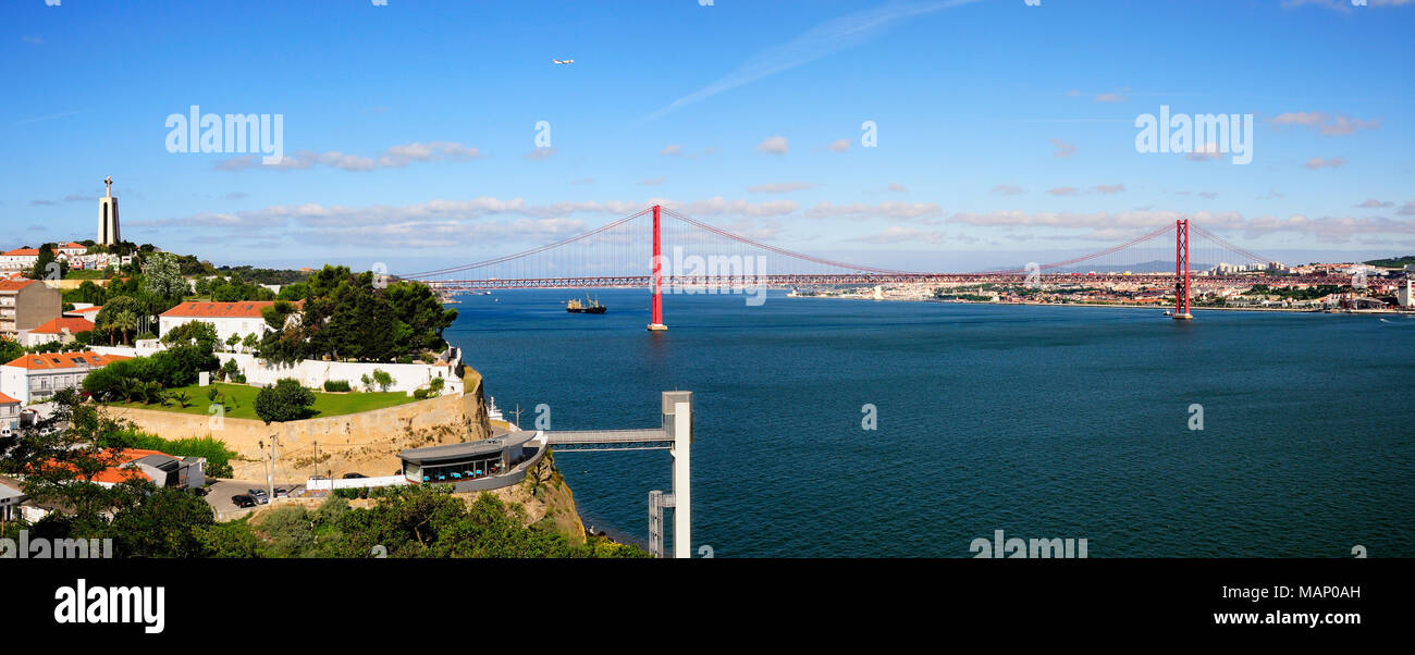 Almada e il fiume Tago con il XXV Aprile del ponte. Lisbona, Portogallo Foto Stock