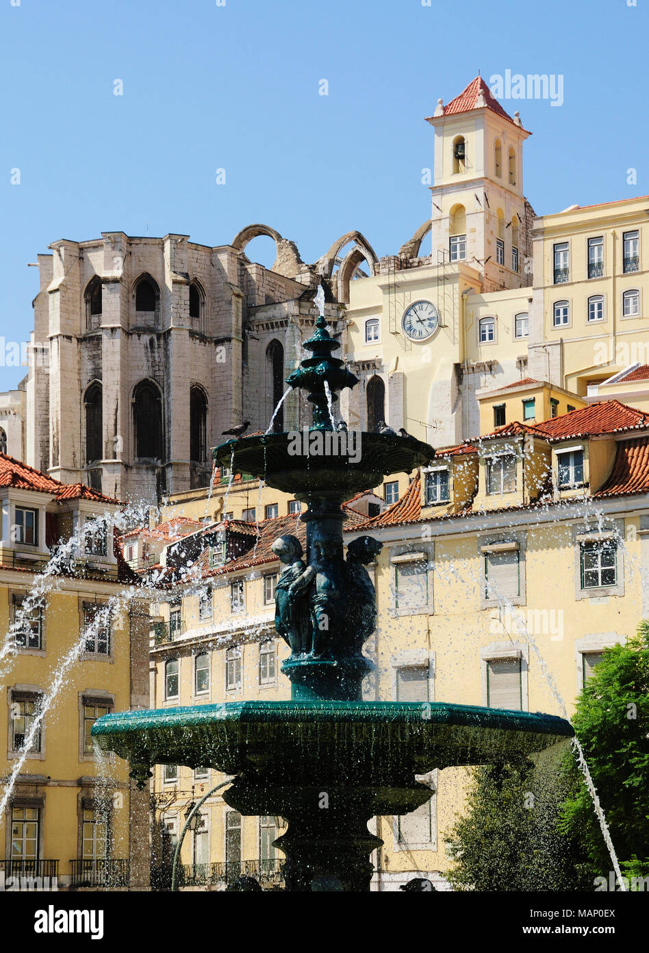 Piazza Rossio o Praça Dom Pedro IV e Convento do Carmo. Lisbona, Portogallo Foto Stock