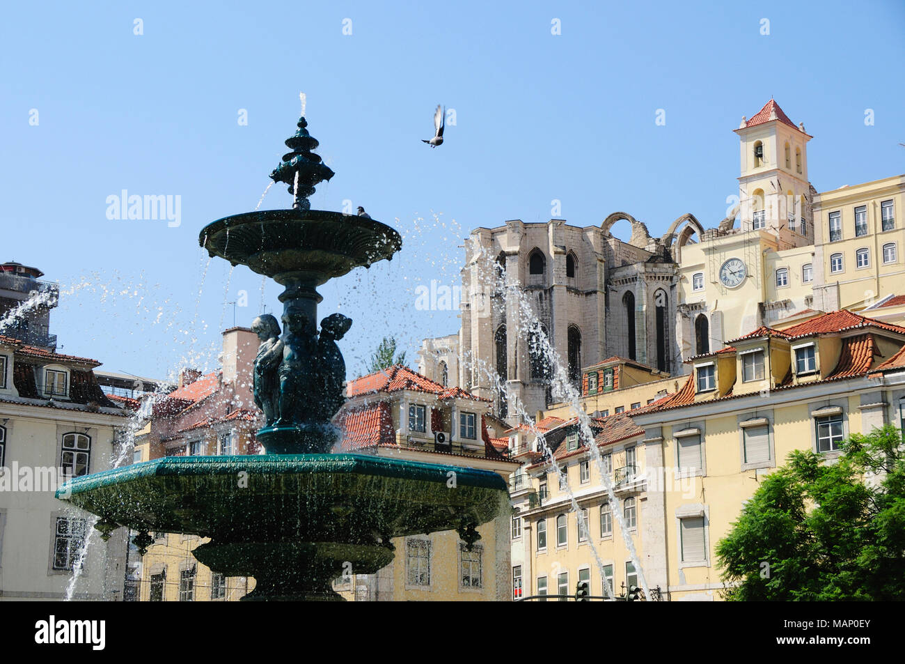 Piazza Rossio o Praça Dom Pedro IV e Convento do Carmo. Lisbona, Portogallo Foto Stock