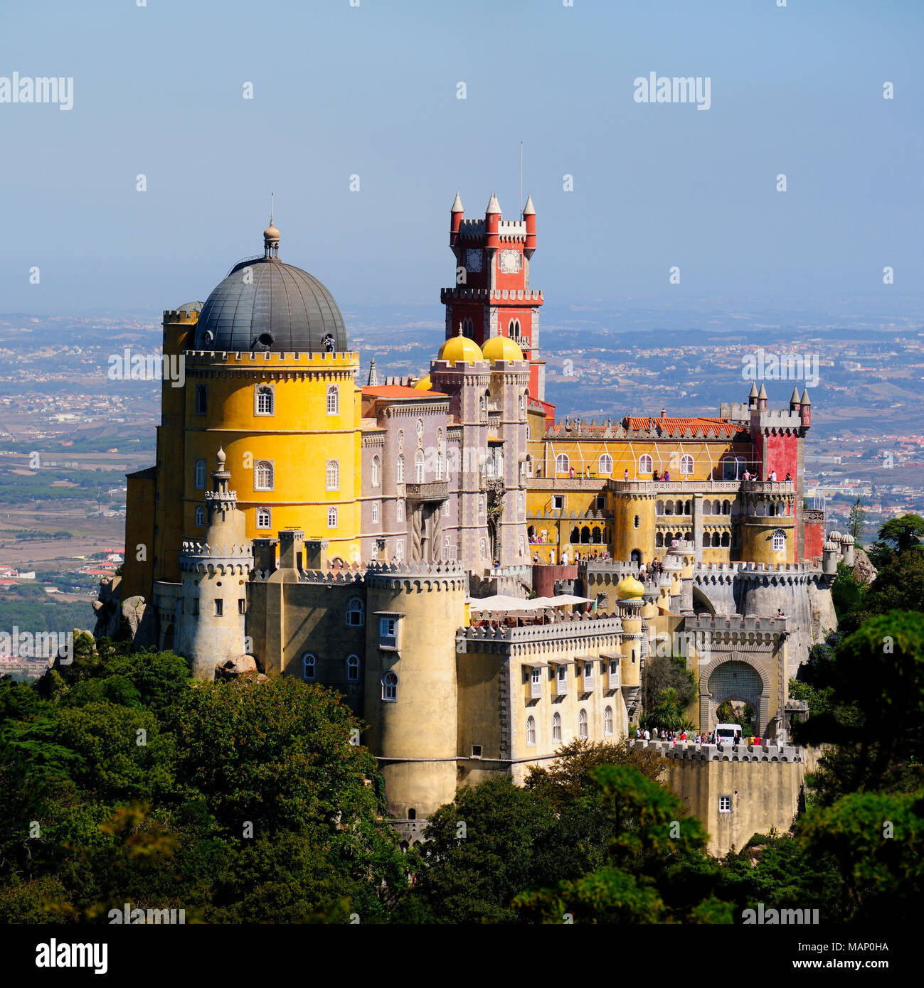 Palácio da Pena, costruito nel XIX secolo, nelle colline sopra Sintra, nel mezzo di un sito Patrimonio Mondiale dell'UNESCO. Sintra, Portogallo Foto Stock