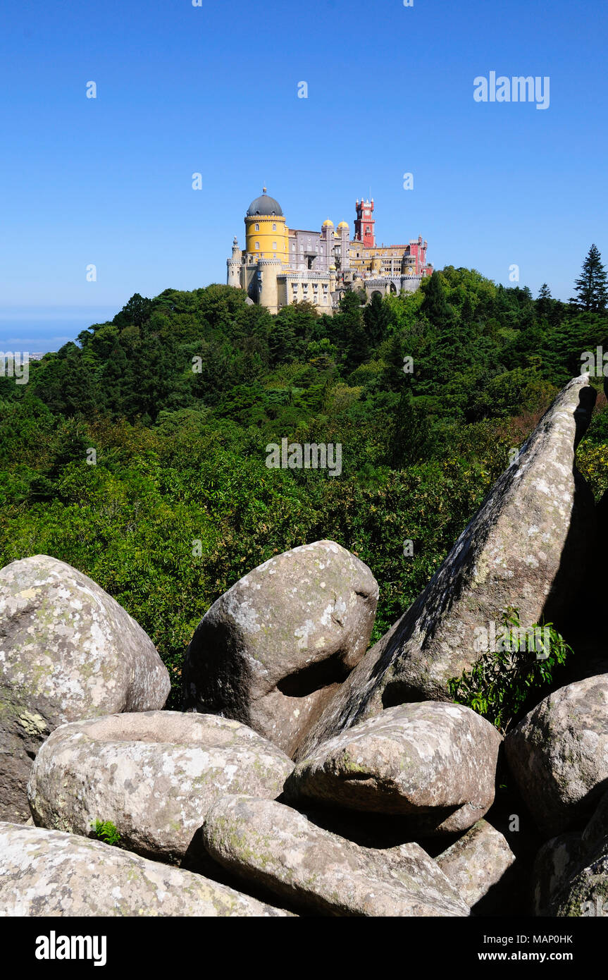 Palácio da Pena, costruito nel XIX secolo, nelle colline sopra Sintra, nel mezzo di un sito Patrimonio Mondiale dell'UNESCO. Sintra, Portogallo Foto Stock