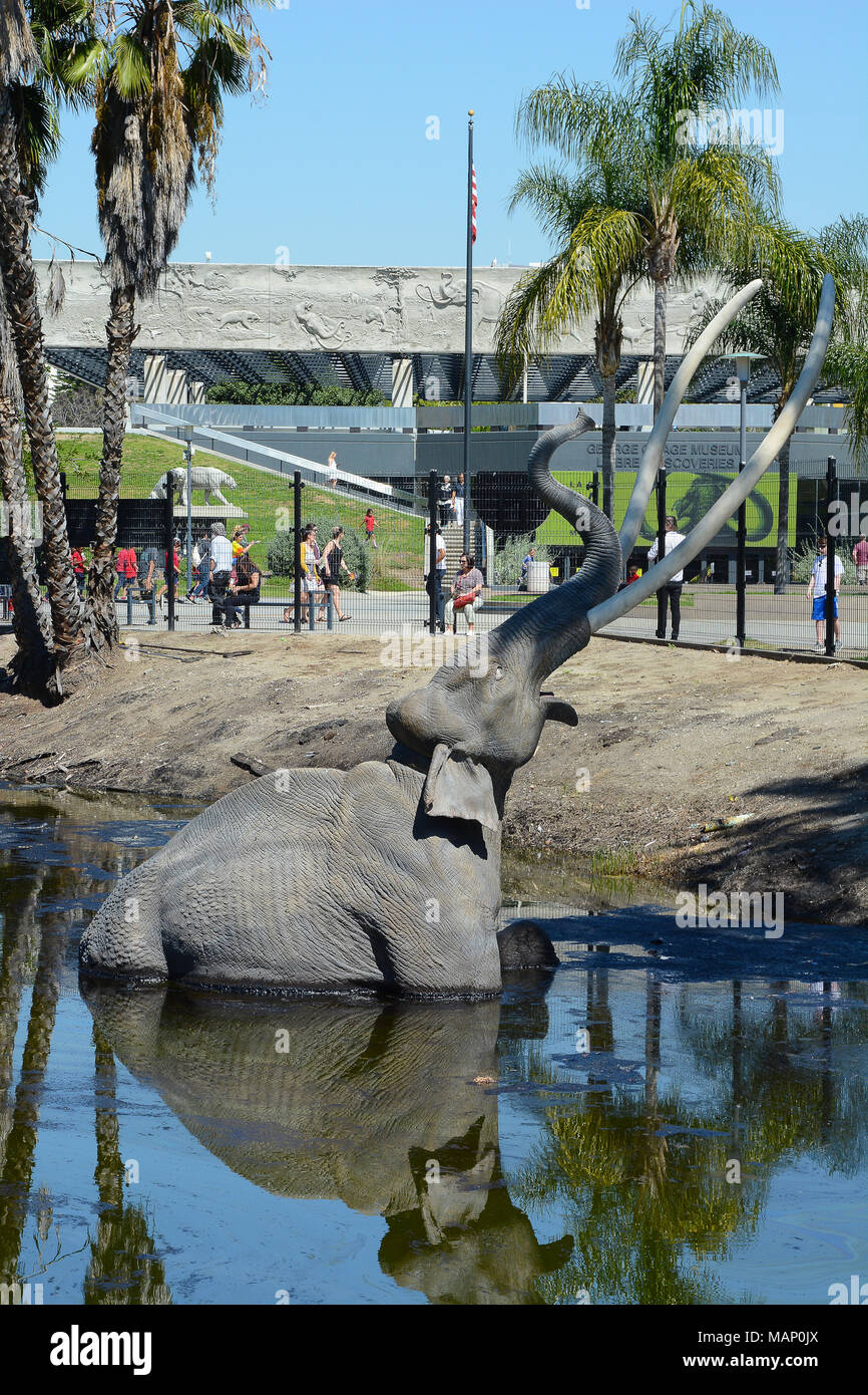 LOS ANGELES - MARZO 28, 2018: il lago di pit a La Brea Tar Pits. Pleistocene mammoth statue raffigurano come animali divenne intrappolato nel catrame. Foto Stock