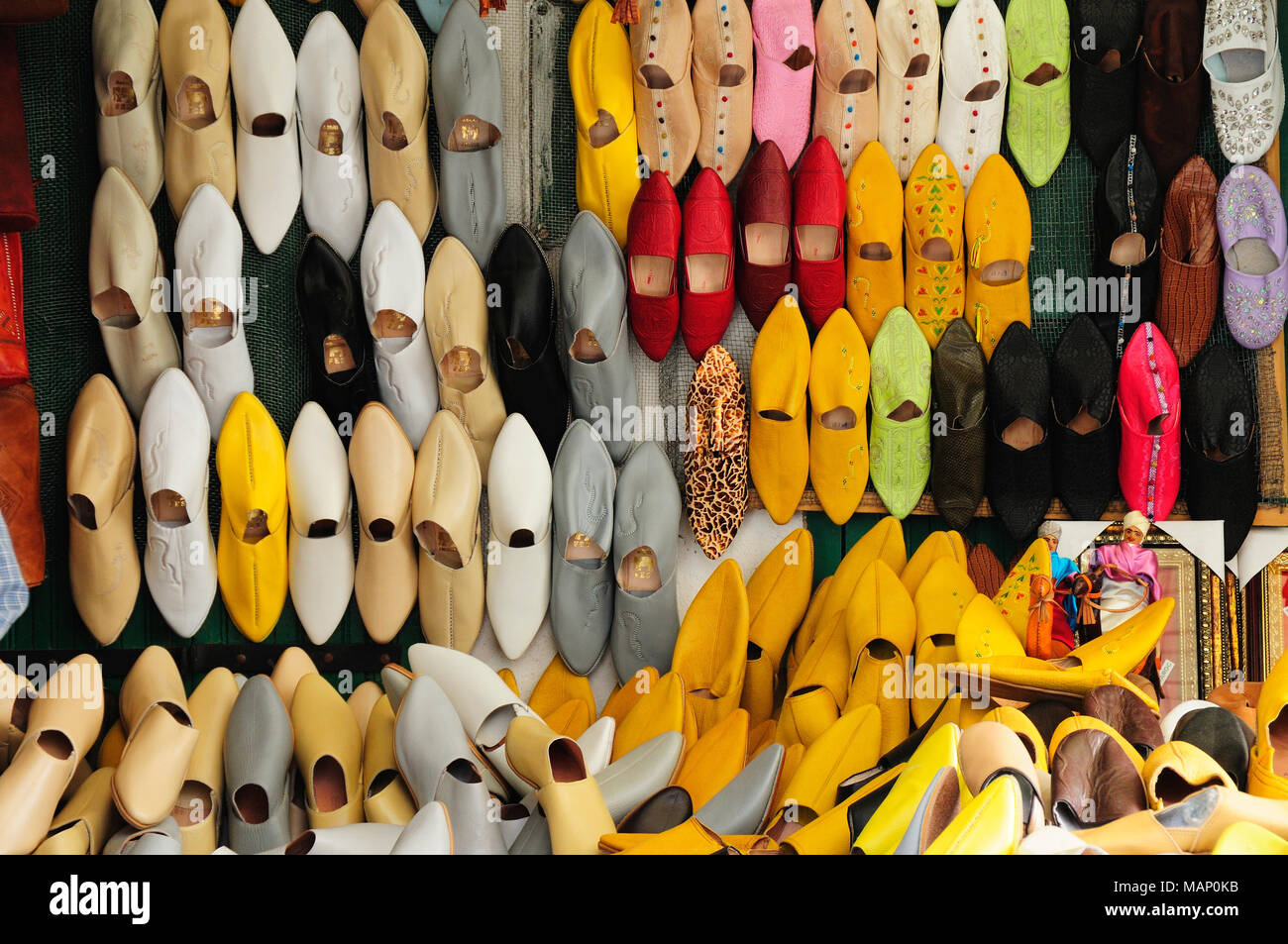 Babouches presso la Medina (città vecchia) di Tetouan, un sito Patrimonio Mondiale dell'Unesco. Il Marocco Foto Stock