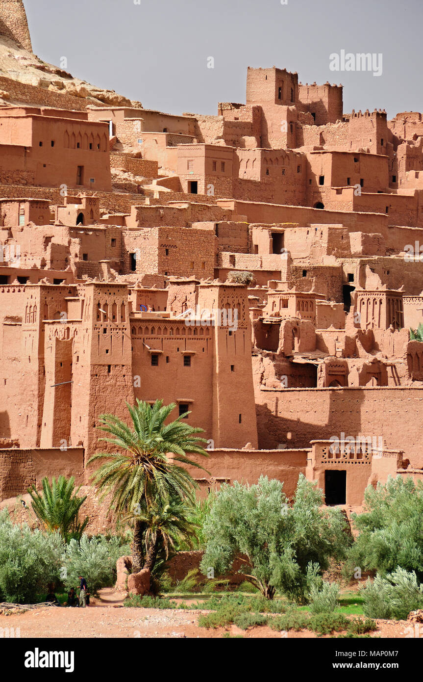 La storica fortificata città nel deserto (ksar) di Ait Benhaddou lungo la carovana del percorso tra il deserto del Sahara e a Marrakech. Un patrimonio mondiale UNESCO Foto Stock