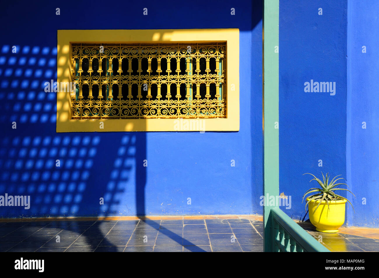 Il blu e il giallo il contrasto trovata nel Giardino Majorelle. Marrakech, Marocco Foto Stock