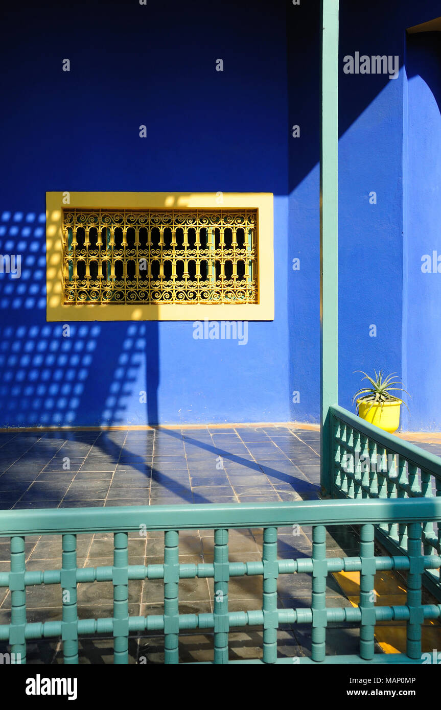 Il blu e il giallo il contrasto trovata nel Giardino Majorelle. Marrakech, Marocco Foto Stock