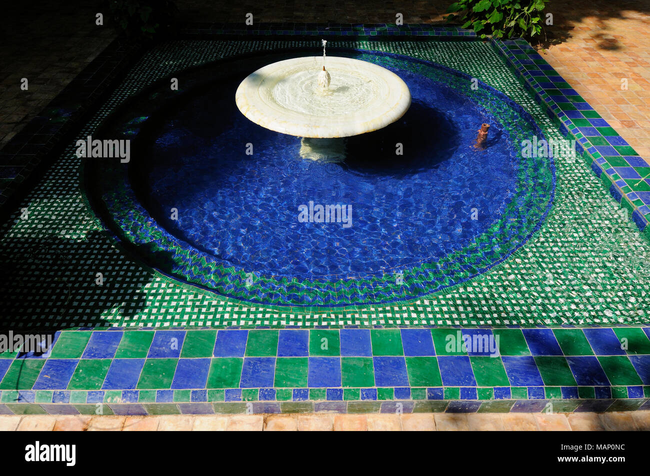 Fontana nel Giardino Majorelle. Marrakech, Marocco Foto Stock