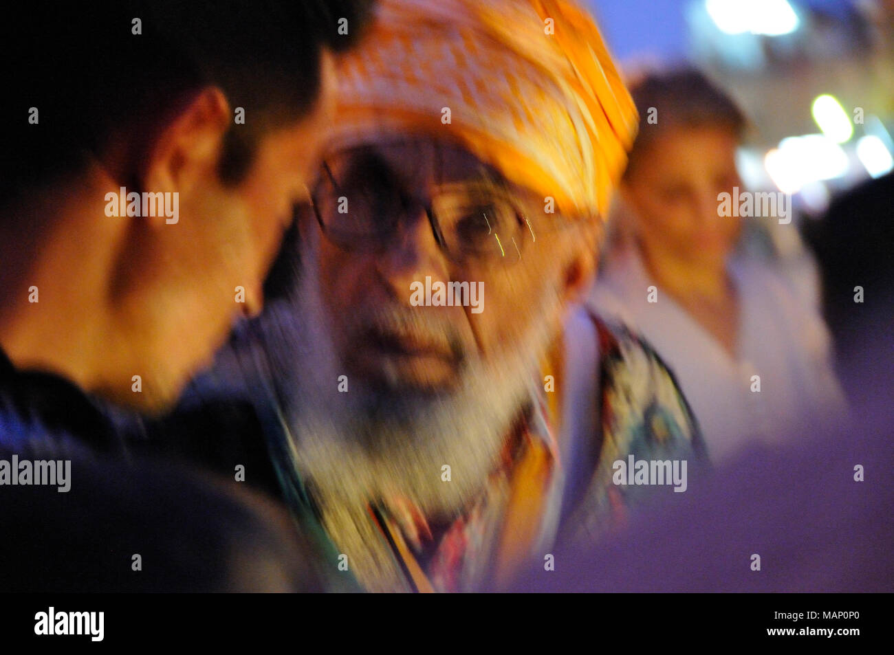 Un mago a Djemaa el Fna, un sito Patrimonio Mondiale dell'UNESCO. Marrakech, Marocco Foto Stock