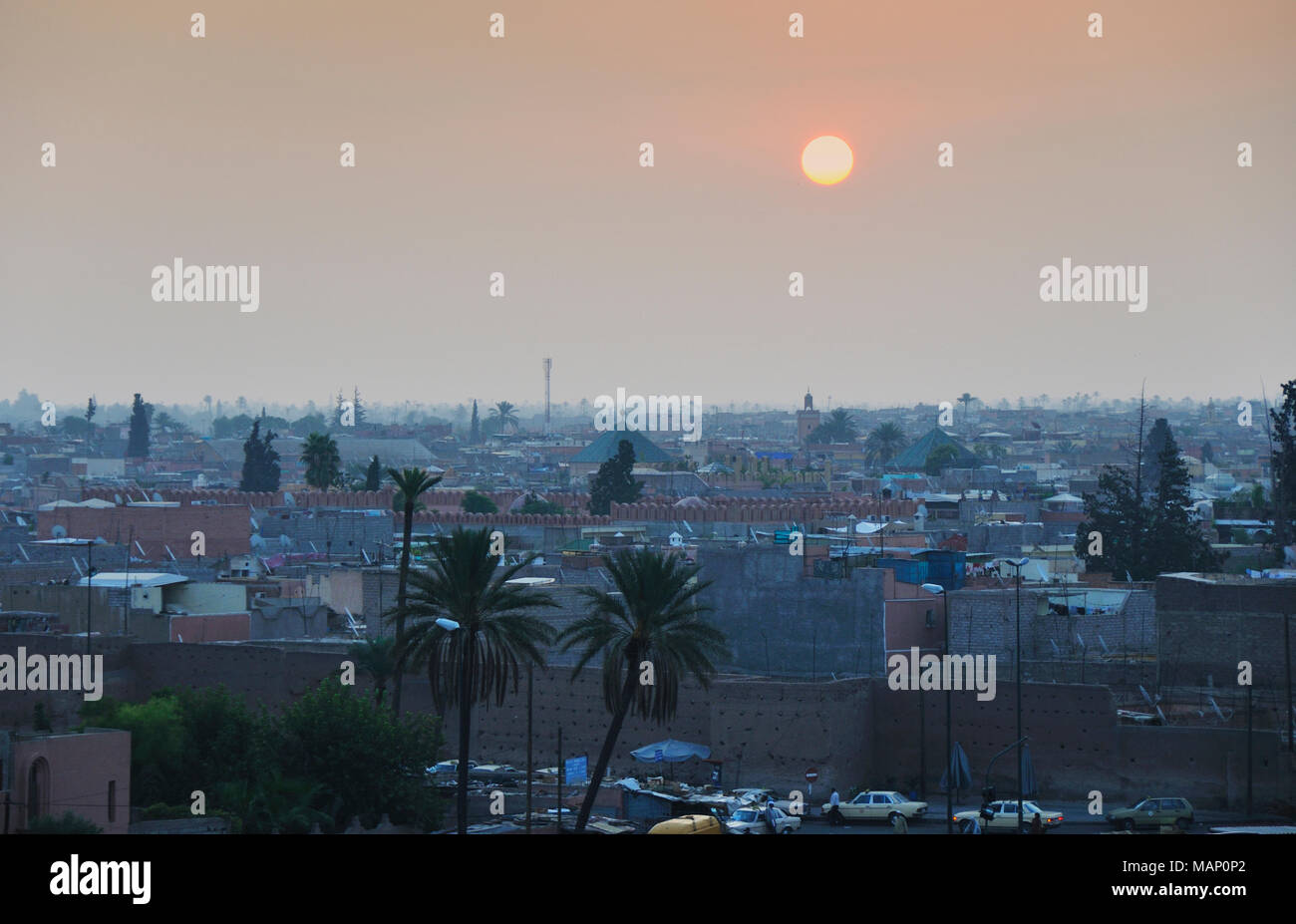 Le mura storiche e la medina di Marrakech a sunrise. Il Marocco Foto Stock