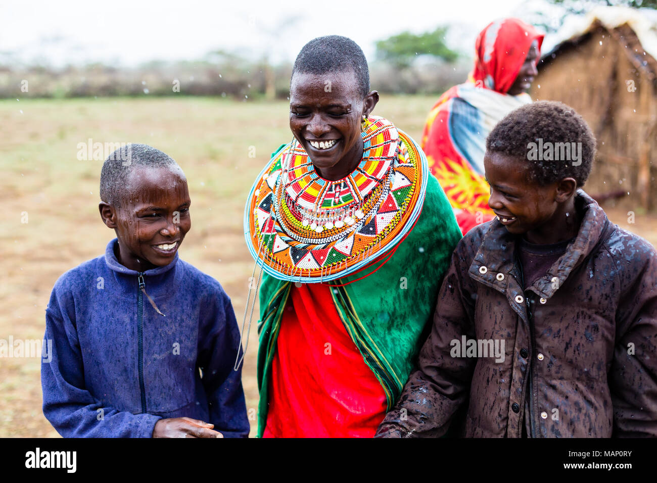 Massai famiglia - madre con i suoi figli Foto Stock