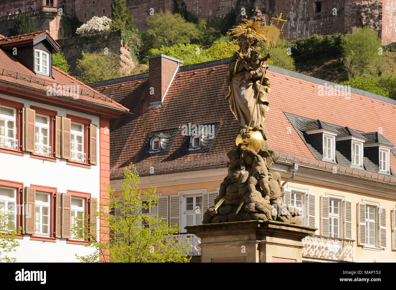 Kornmarkt mit Mariensäule und Blick aufs Schloss Heidelberg, Baden-Württemberg, Deutschland Foto Stock