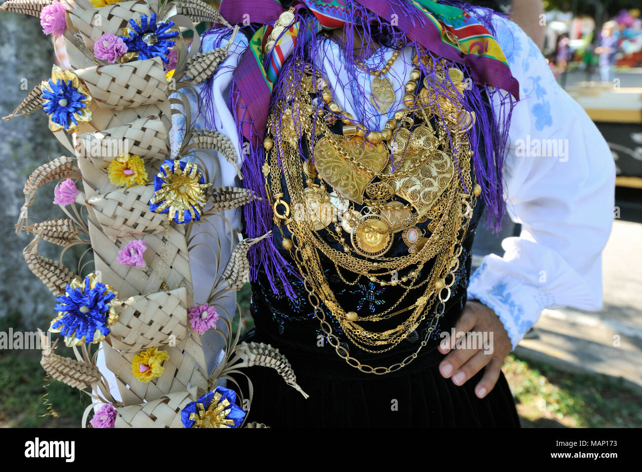 Collana in oro e il costume tradizionale del Minho. Nostra Signora di agonia festeggiamenti, il più grande festival tradizionali in Portogallo. Viana do Castelo. Foto Stock