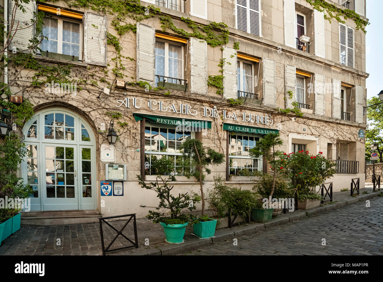PARIGI, FRANCIA - 07 MAGGIO 2011: Ristorante Au Clair de la Lune in Rue Poulbot Road Foto Stock