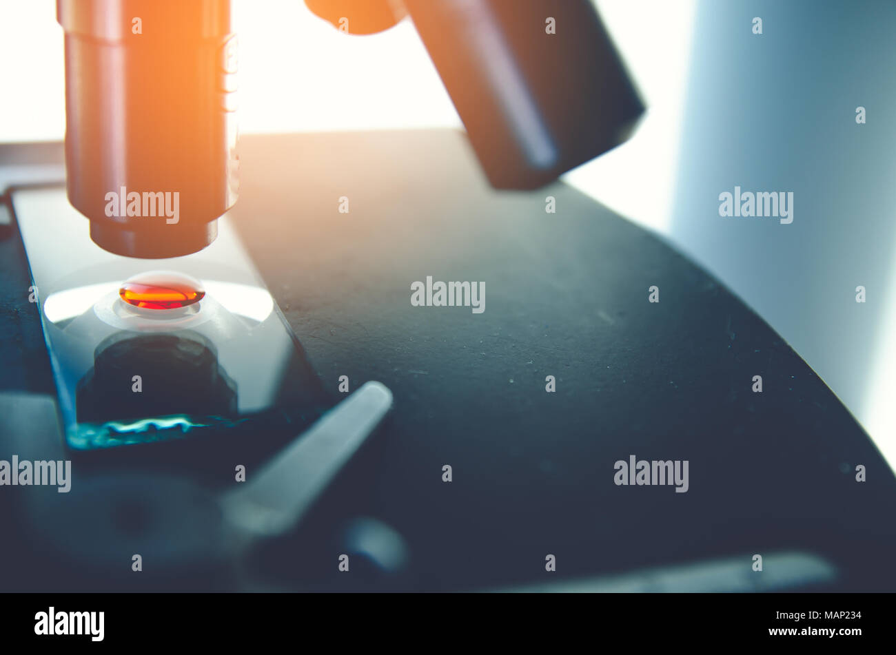 Close-up shot di microscopio con lente di metallo in laboratorio. Scientifici e di ricerca medica dello sfondo. Foto Stock