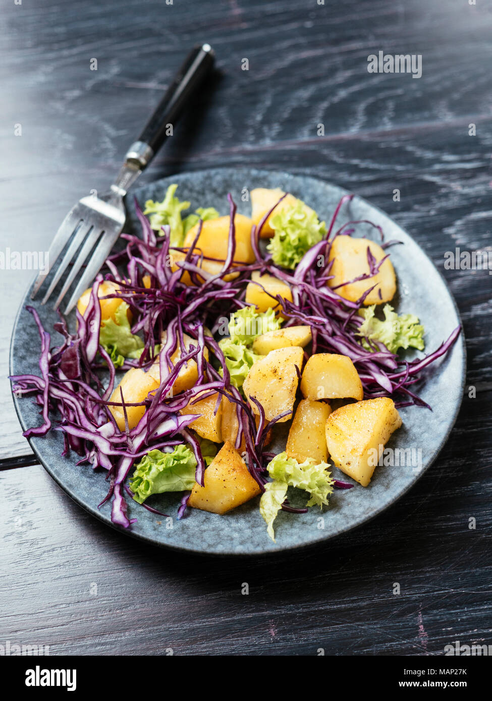 Riscaldare l'Insalata di patate con cavolo rosso. Ingredienti: patate e  cavolo rosso, lattuga, spogliatoio Foto stock - Alamy