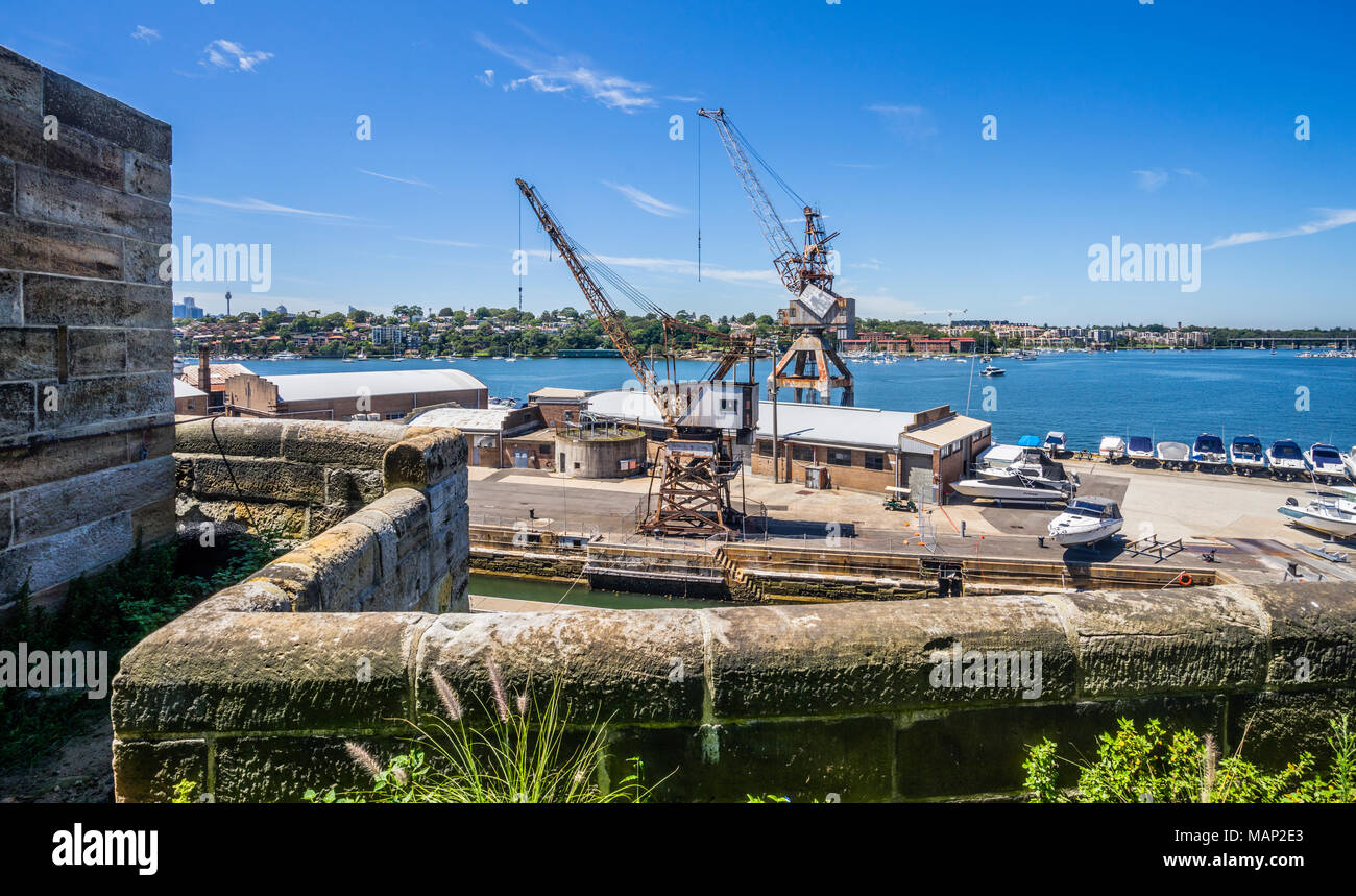 Vista dei Docks Precinct dal condannare Precinct di Cockatoo Island cantiere heritage site, Porto di Sydney, Nuovo Galles del Sud, Australia Foto Stock