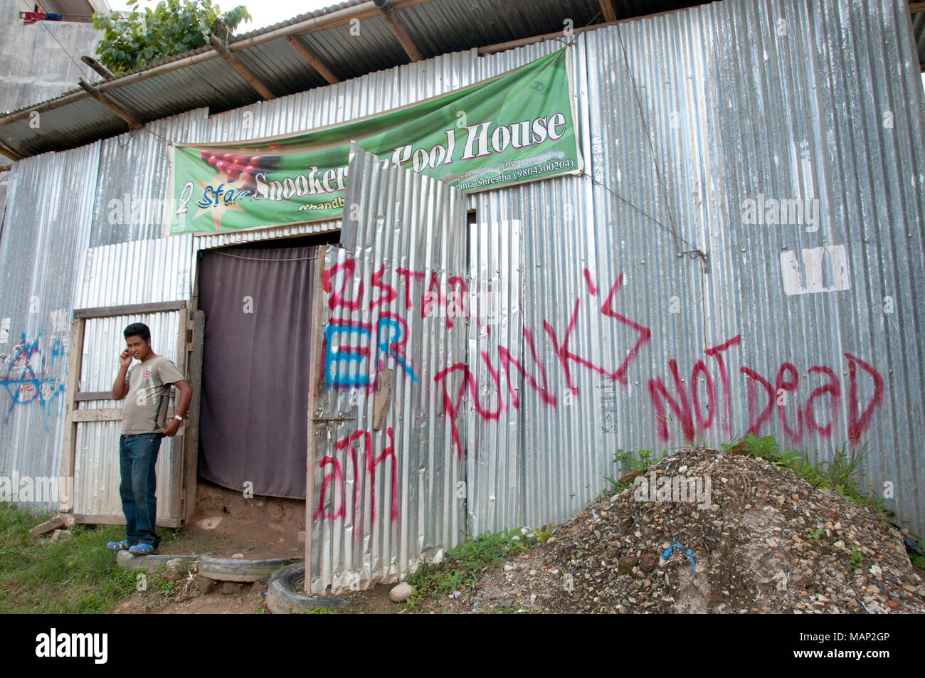 Il Nepal 2014. Khandbari. Piscina Sala con graffiti dicendo 'punk non è morto." Foto Stock