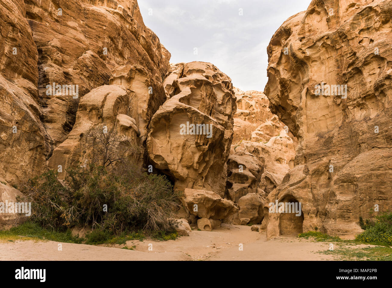 Little Petra o Siq al-Barid è un sito archeologico situato a nord di Petra e la città di Wadi Musa. Foto Stock