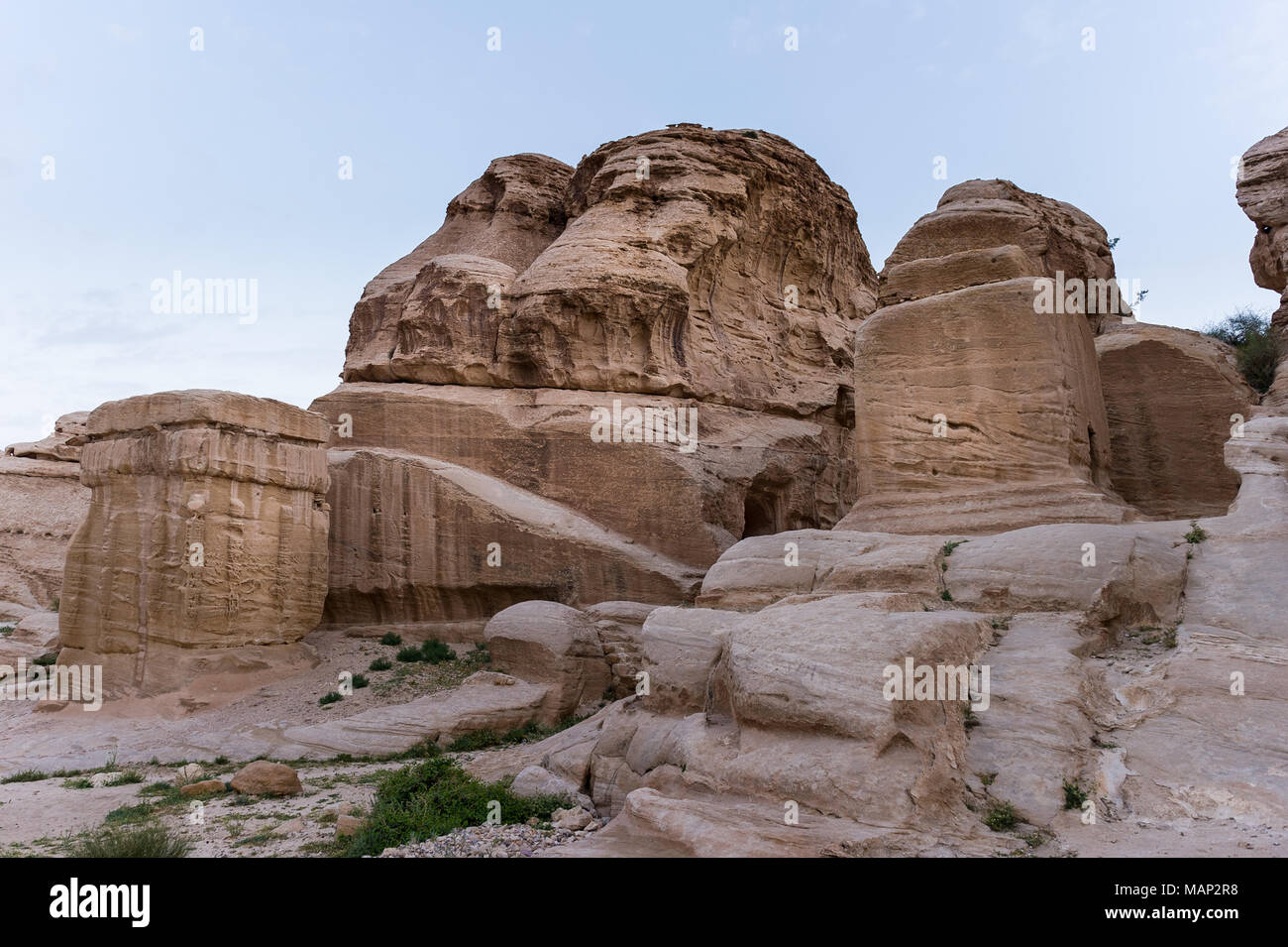 Bab-el-Siq con blocchi Djinn ai lati nel sito archeologico di Petra,Giordania. Foto Stock